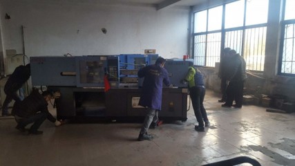 2018年7月9日通遼工廠機(jī)械設(shè)備安裝現(xiàn)場紀(jì)實(shí) 安全、高效的專業(yè)搬運(yùn)與吊裝服務(wù)